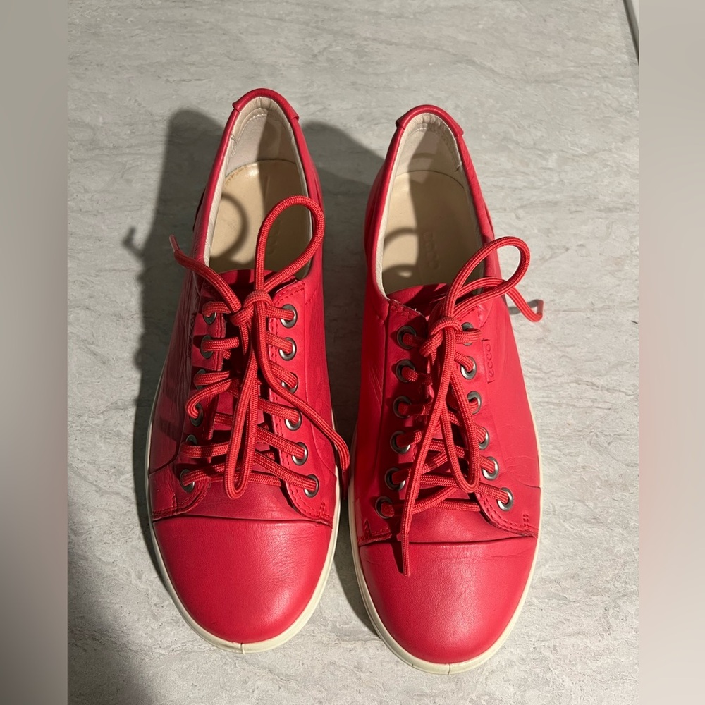 Ecco walking shoes size 6, EUC